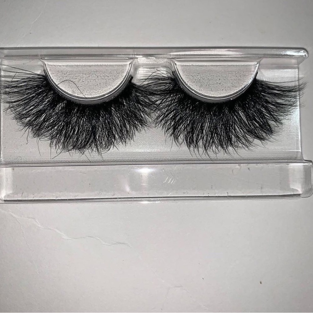 Lashes - Picture 3 of 4